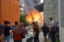 Kebakaran Gudang Kayu di Tropodo Jaya Sidoarjo, Asap Hitam Membubung Tinggi<