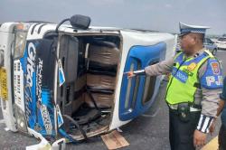 Kecelakaan Mobil Rombongan Pengantin di Tol Jombang-Mojokerto, 10 Penumpang Luka<
