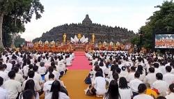 Khidmat, Ribuan Umat Buddha Ikuti Detik-Detik Waisak di Candi Borobudur<