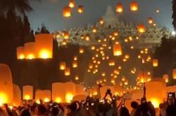 Momen Sakral Puncak Waisak, Ribuan Lampion Diterbangkan di Candi Borobudur<