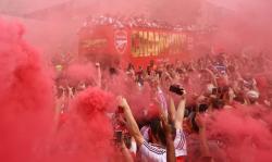 Parade Juara Arsenal Ricuh: 75 Fans Dievakuasi, 16 Ditangkap, Satu Orang Ditusuk