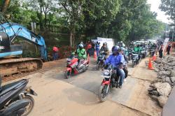 Perbaikan Jalan Ambles di Lenteng Agung Dikebut