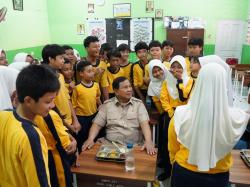 Prabowo Disambut Antusias Para Siswa saat Tinjau MBG di SMPN 111 Jakbar