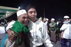 Alhamdulillah! 393 Jemaah Haji Kloter Pertama NTB Tiba di Tanah Air, Disambut Haru Keluarga
