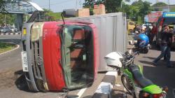 Kecelakaan di Bundaran Taman Pelangi Surabaya, Truk Penuh Muatan Terguling<