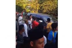 Viral Polisi Diadang Warga saat Tangkap Lansia Terduga Pencabulan Anak di Sampang<