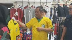 Demam Piala Dunia 2026 Mulai Terasa, Warga Bangkalan Berburu Jersey Tim Favorit<
