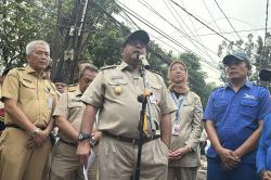Jalan Lenteng Agung Ambles, Rano Karno Khawatirkan Kondisi Saluran Air di Bawah Rel KRL