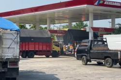 Solar Langka di Tuban, Sopir Truk Antre Berjam-jam di SPBU<