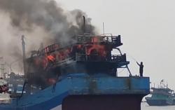 Kapal Nelayan Terbakar di Pelabuhan Tegal, 3 Mobil Damkar Dikerahkan<