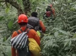 2 Pendaki Ilegal Gunung Semeru Masuk Jurang Dievakuasi, 1 Orang Masih Terjebak
