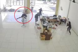 Viral Pria di Jember Dibacok Celurit di Kantor Wifi, Pelaku Diduga ODGJ<