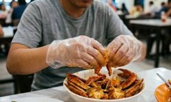 Niat Higienis, Kebiasaan Makan Pakai Sarung Tangan Plastik Malah Ancam Kesehatan