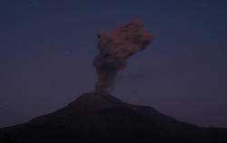Gunung Lewotobi Laki-Laki Meletus Dahsyat Malam Ini, Semburkan Abu Vulkanik 1.500 Meter<