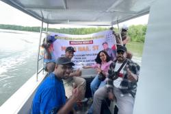 Naik Perahu Jemput Aspirasi, Musa Naa Temukan Jalan Rusak dan Minimnya Layanan Dasar<