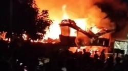 Kebakaran Hebat 2 Rumah di Makassar, Belasan Mobil Pemadam Dikerahkan<