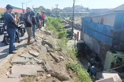 Kecelakaan Truk 10 Roda Jatuh dari Jembatan Overpass Makassar, Timpa 2 Rumah Warga<