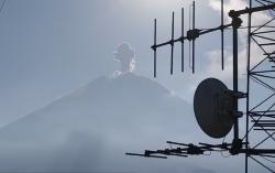 Gunung Semeru Erupsi Muntahkan Abu Vulkanik 800 Meter, Waspadai Awan Panas<