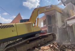 Pati Geger! Rumah 2 Lantai Dirobohkan gegara Sengketa Gono-Gini<