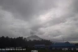 Gunung Ibu Erupsi Setinggi 500 Meter, Warga Diminta Jauhi Kawah<