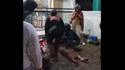 Tragis! Terjerat Kabel Menjuntai, Emak-Emak di Jember Jatuh dari Motor<