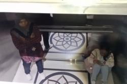 Dramatis! 2 Mahasiswi UPN Veteran Jatim Syok dan Menangis Terjebak Lift Macet di Kampus<