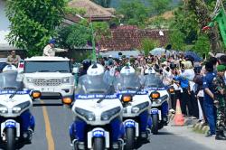 Momen Meriah Warga Sambut Prabowo di Lampung, Lambaikan Bendera Merah Putih