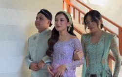 Potret Jennifer Coppen dan Keluarga Jalani Siraman, Kompak Berkebaya Pastel