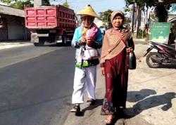 Viral Jemaah Haji Lansia Jalan Kaki 34 Km dari Boyolali ke Semarang Penuhi Nazar<