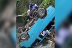 Mobil Pengantar Anak Sekolah Kecelakaan Terjun ke Parit di Soppeng, 4 Orang Luka
