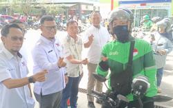 Jumat Berkah, Perindo Sultra Bagikan 500 Kupon BBM Pertamax Gratis ke Ojol dan Warga<