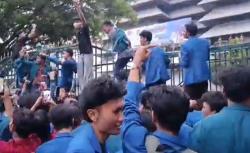 Mahasiswa Undip Gelar Demo di Depan DPRD Jateng, Suarakan Sejumlah Tuntutan<