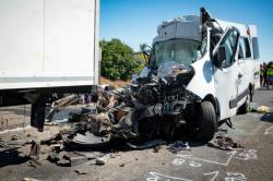 Kecelakaan Maut Minibus Tabrak Truk, 8 Orang Tewas