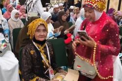 Kisah Nenek Jumariah, Ikon Haji Dunia asal Maros Pulang Pakai Baju Bling-Bling<