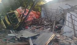 Braak! Truk Angkut 6 Ton Kayu Tabrak Rumah dan Warung di Mojokerto, 3 Luka-Luka<