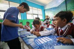 Penyaluran Bantuan Fasilitas Sekolah dan Edukasi Keuangan