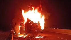 Gesekan Kampas Rem, Bus Antarkota Terbakar Hebat di Tol Trans Sumatera<