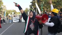 Emak-Emak Turun ke Jalan Ikut Demo di Cirebon, Lantang Berorasi Sampaikan Aspirasi<