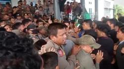 Demo di DPRD Sultra Ricuh, Mahasiswa dan Petugas Saling Dorong<