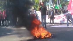 Demo Mahasiswa di Depan DPRD Surabaya Diwarnai Aksi Bakar Ban<