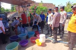 Kekeringan di Bondowoso, Polisi Distribusikan Bantuan Air Bersih ke Warga Bersama BPBD<