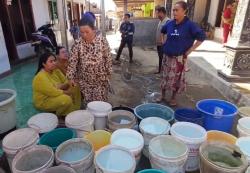 Dampak Darurat Kekeringan, Emak-Emak di Klabang Bondowoso Serbu Droping Air Bersih<