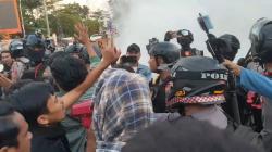 Demo di Makassar Memanas, Polisi Gagalkan Massa Bakar Ban