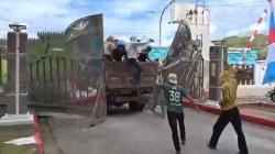 Demo di Konawe Ricuh, Massa Gunakan Truk Jebol Gerbang Kantor Bupati<