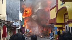 Kebakaran di Permukiman Padat Makassar, 10 Rumah Ludes Dilalap Api<