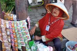 Cerita Nenek Tukang Parkir di Brebes Gagalkan Rampok Pecah Kaca Hendak Ambil Uang Rp3,6 Miliar<