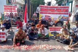 9 Orang Tewas dalam Sebulan, Warga Pasuruan Blokade Jalan Tuntut Truk Dilarang Melintas<