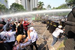 Bentrok saat Eksekusi Hotel Sultan, Polisi Tembakkan Water Cannon