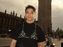 Viral Fadly Faisal Pakai Kaos Motif Bra saat Liburan di Inggris, Auto Dirujak Netizen!