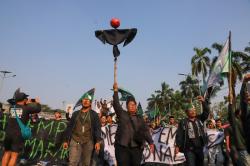 Unjuk Rasa di DPR, Massa HMI Bawa Boneka Jelangkung